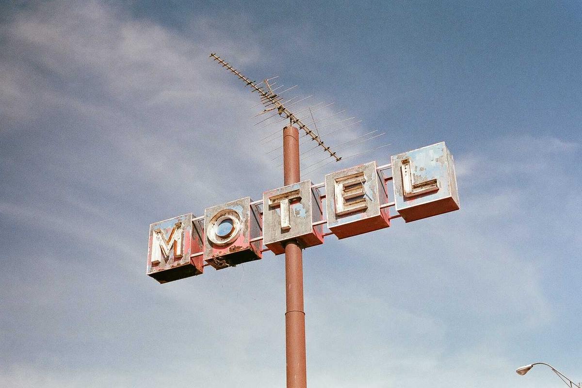 街头实拍：圈内老戏骨私下抽烟，好友出面澄清